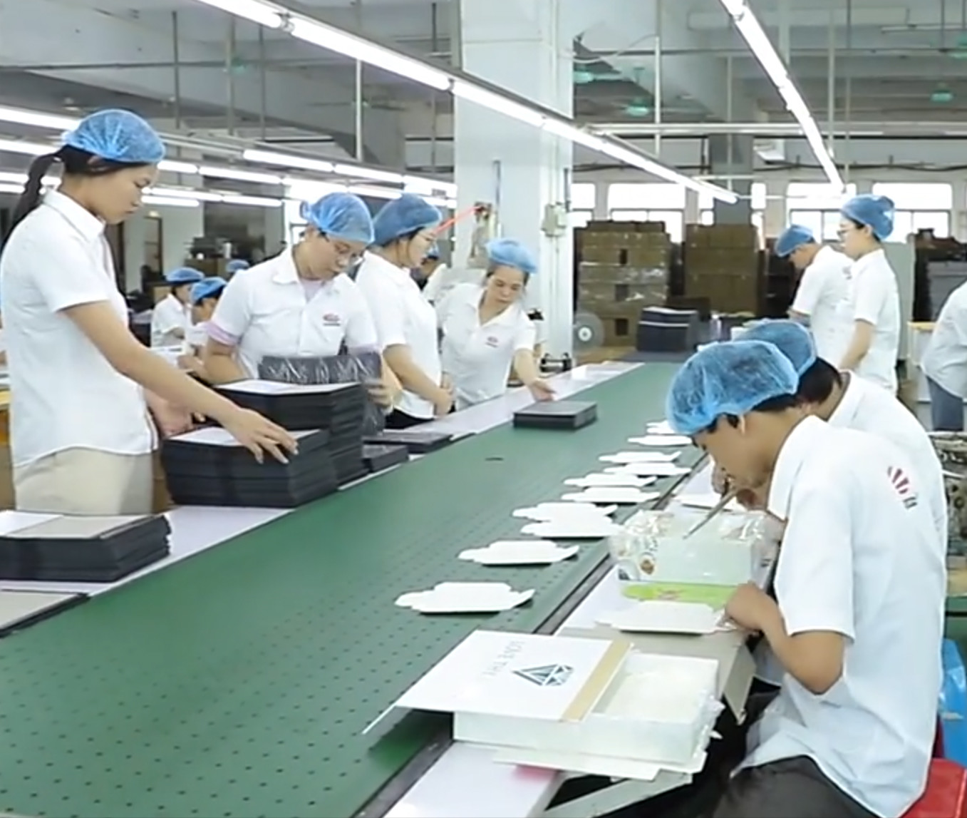 Últimos blogs da empresa sobre Trabalhadores experientes na linha de produção.