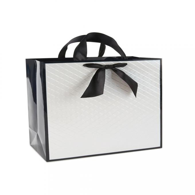 o presente luxuoso de 100gsm 128gsm imprimiu sacos de portador de papel com punho da fita 0